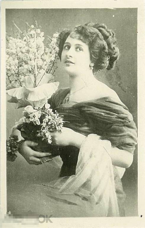 Девушка с букетом цветов. Конец 1940-х гг. Мини