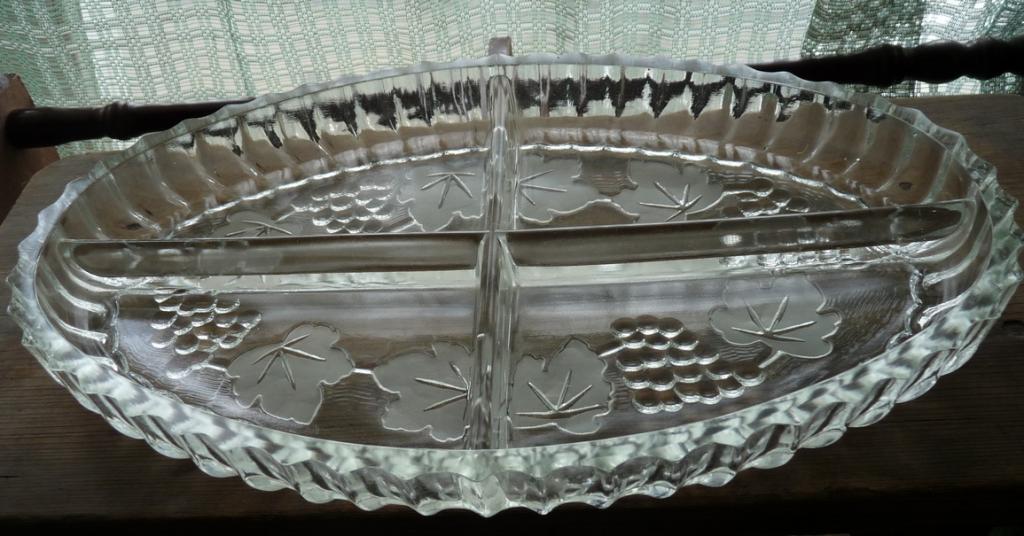 Менажница хрустальная с разделителем виноград СССР