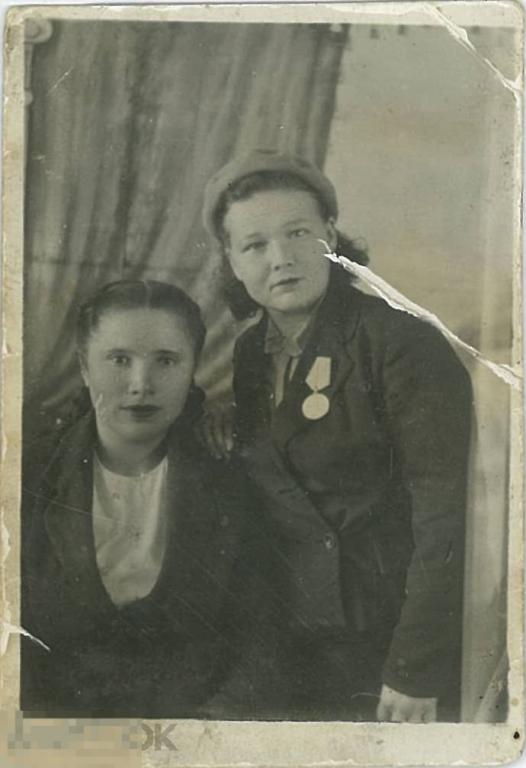 Две девушки, одна - с медалью. 1930-40-е гг.