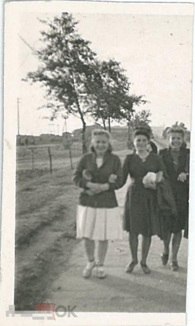 Три девушки идут по дороге. Очень маленькая. 1950-е гг.