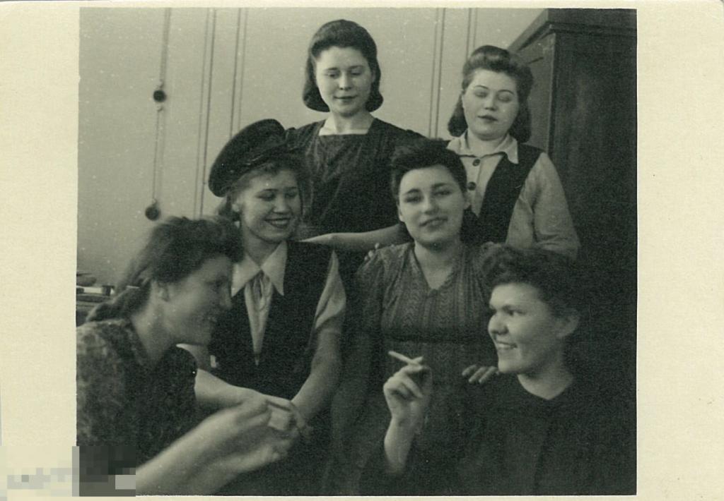 Шесть девушек у шкафа. Одна - с сигаретой. 1950-е гг. 