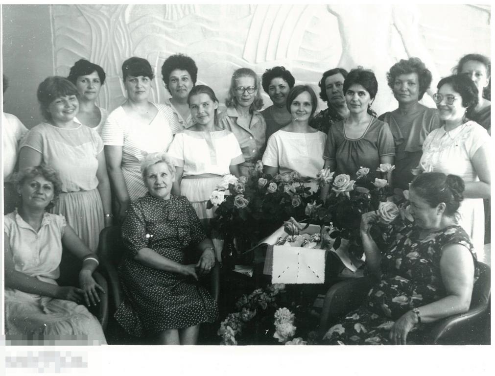 Большая группа женщин с цветами в кафе. 1970-80-е гг.