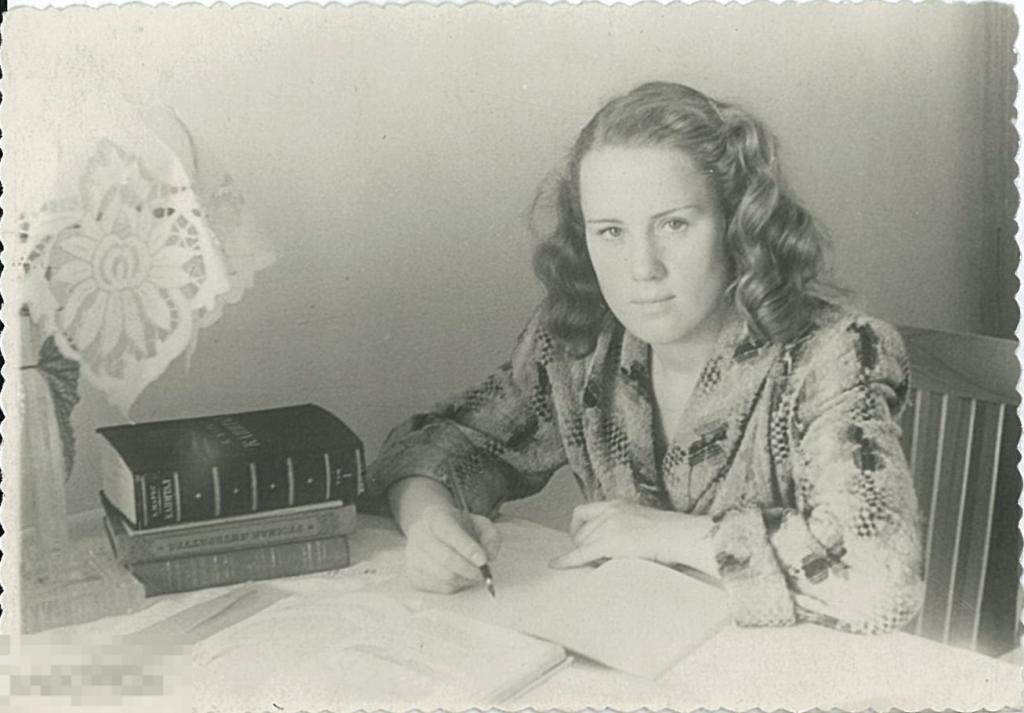 Девушка-студентка занимается + том Капитала К. Маркса. 1950-е гг.