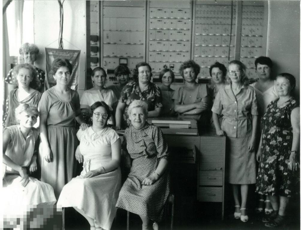 Большая группа женщин на рабочем месте. 1970-80-е гг.