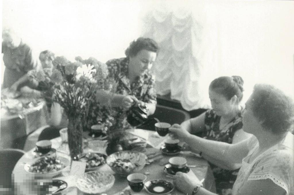 Чаепитие за столиком в кафе. 1980-е гг..
