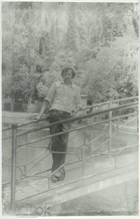 Мужчина позирует на пешеходном мостике. 1970-80-е гг.