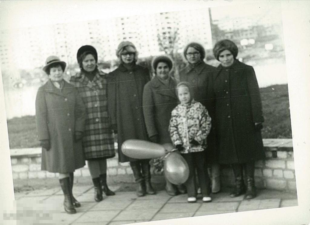 Шесть женщин и одна девочка с шариками. 1981 г.