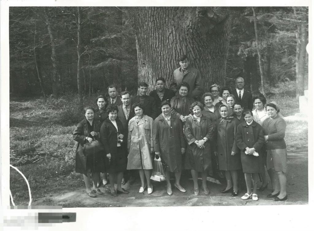 Группа туристов у векового дуба. Трускавец, 1973 г.