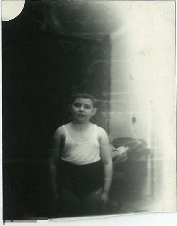 Упитанный мальчик в майке и трусах. 1960-е гг.