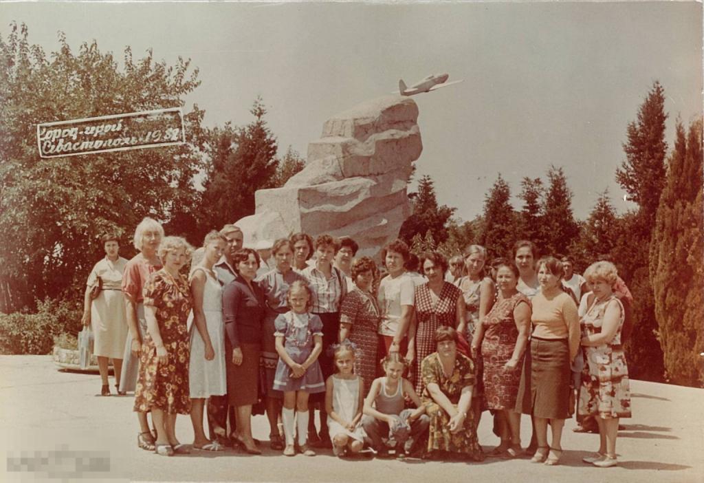 Группа туристов у памятника самолету в Севастополе. 1982 г.