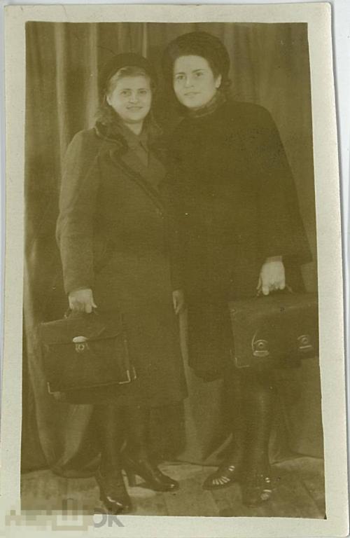 Две девушки с портфелями в зимней одежде. Днепропетровск, 1946 г.