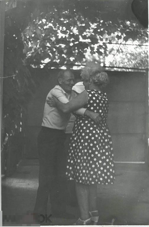 Танцы во дворике. 1980-е гг.