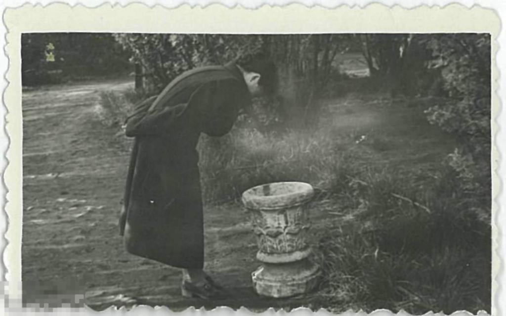 Женщина заглядывает в урну. 1950-60-е гг.