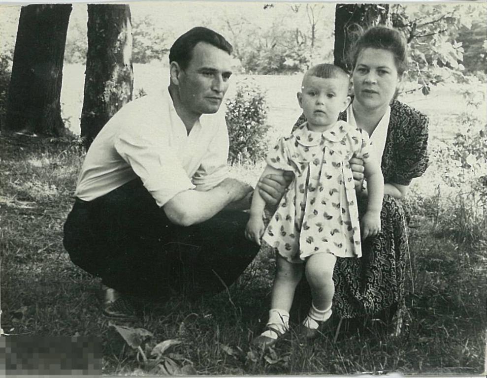 Семья: мама, папа и маленькая дочка. Конец 1950-х гг.