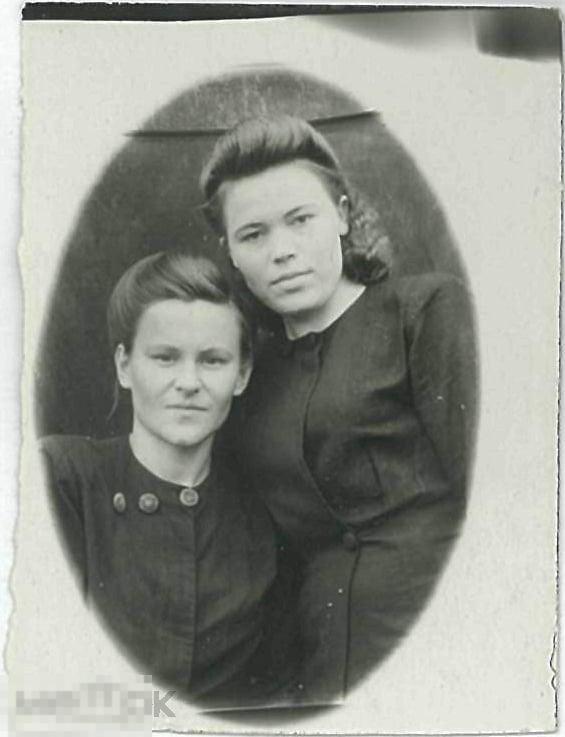 Две девушки. Овальная виньетка. 1950-60-е гг.