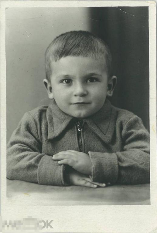 Маленький мальчик сидит за столом. Горький, 1955 г.