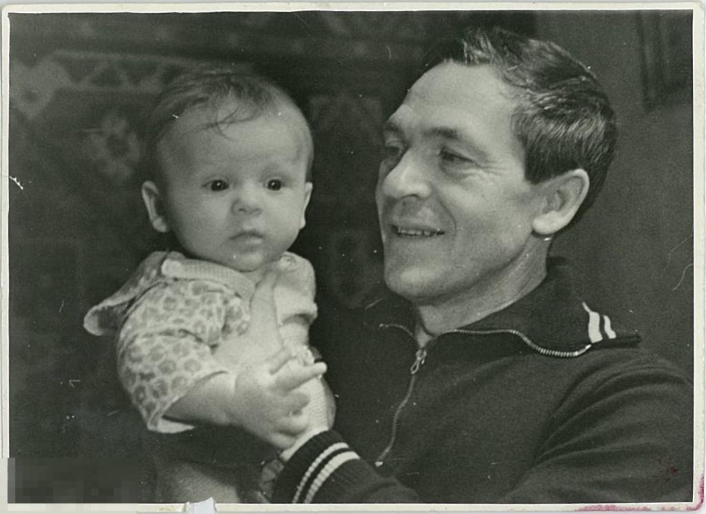 Отец с маленьким сыном на руках. 1960-е гг.