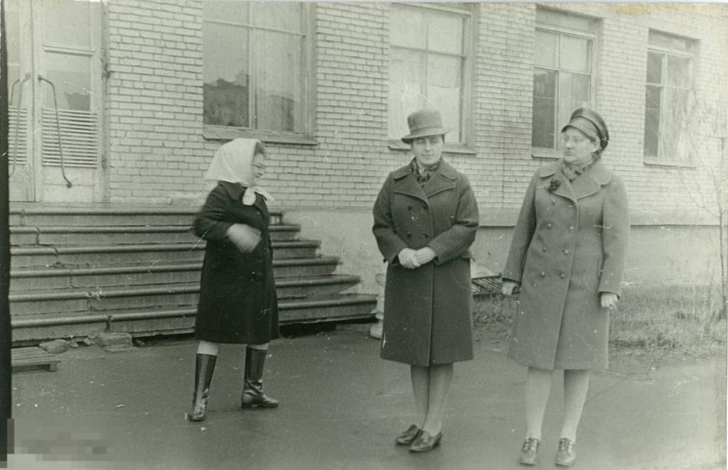 Три женщины в пальто у входа в поликлинику. 1960-е гг.
