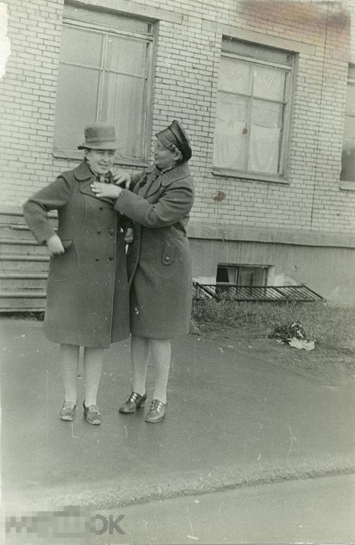 Две женщины-врача в пальто у входа в поликлинику. 1960-е гг.