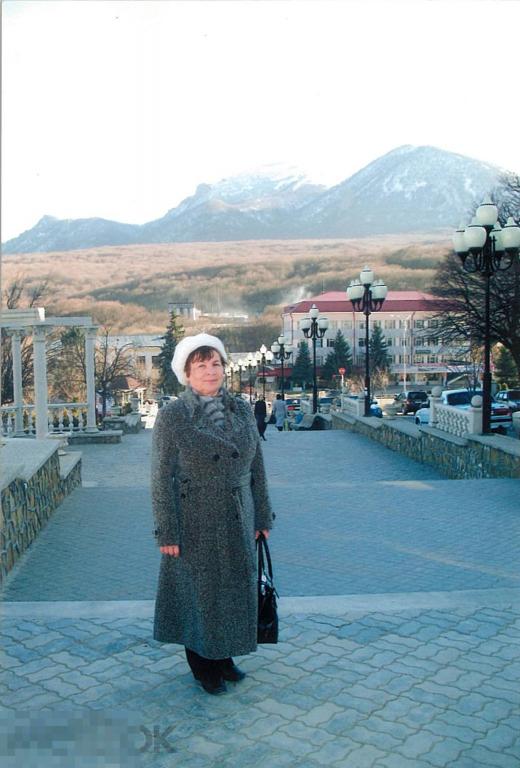 Женщина в пальто на фоне горы Бештау. 2008 г.