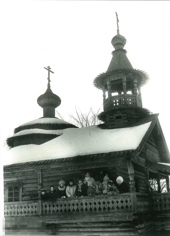 Группа туристов, взрослых и детей. Новгород, январь 1990 г.