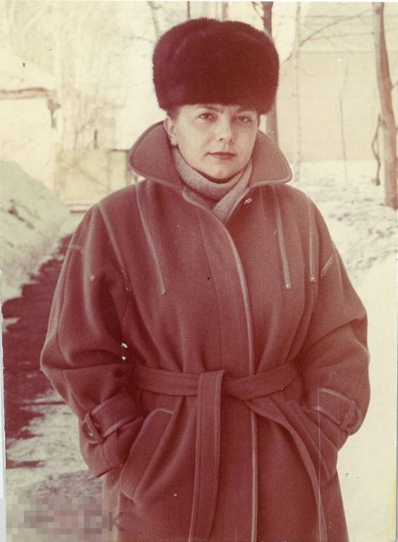 Женщина в пальто и зимней шапке. Конец 1980-х гг.