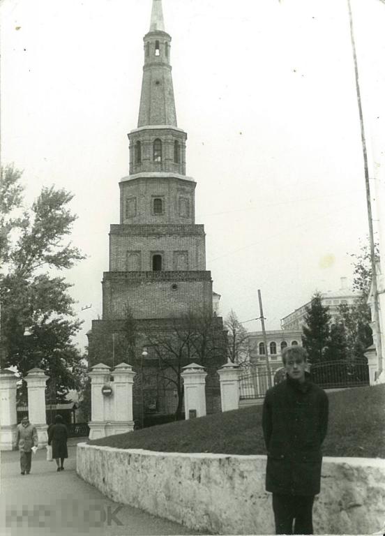 Юноша на фоне башни Сююмбеки в Казани. 1980-е гг.
