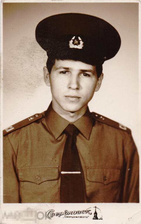 Рядовой автомобильных войск в парадной рубашке и галстуке. Свердловск, 1980-е гг.