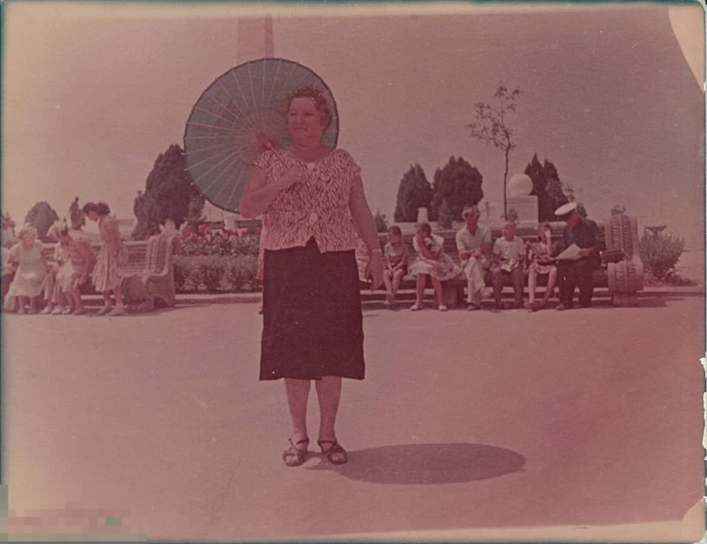 Женщина с зонтиком от солнца на курорте. Цветная. 1960-е гг.