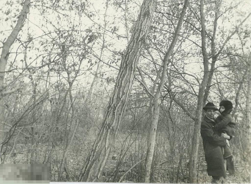 Отец с маленьким сыном на руках в лесу. Октябрь 1971 г.