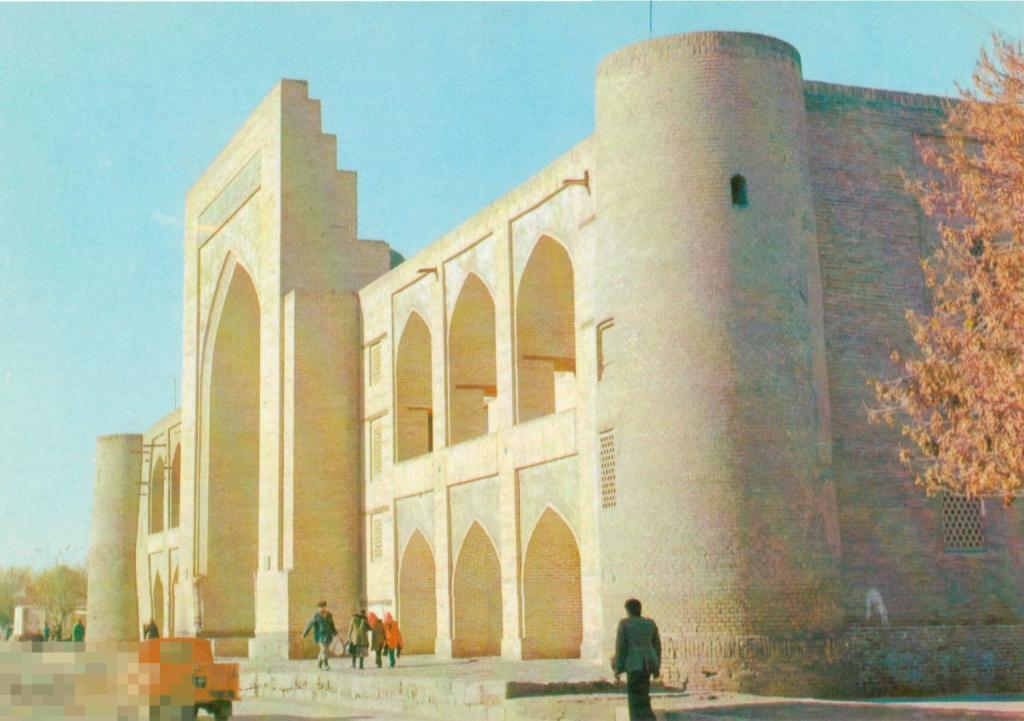 Бухара. Памятник архитектуры XVI в. медресе Кукельдаш. 1979 г.