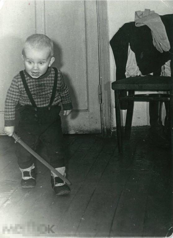 Маленький мальчик с игрушечным мечом. 1971 г.