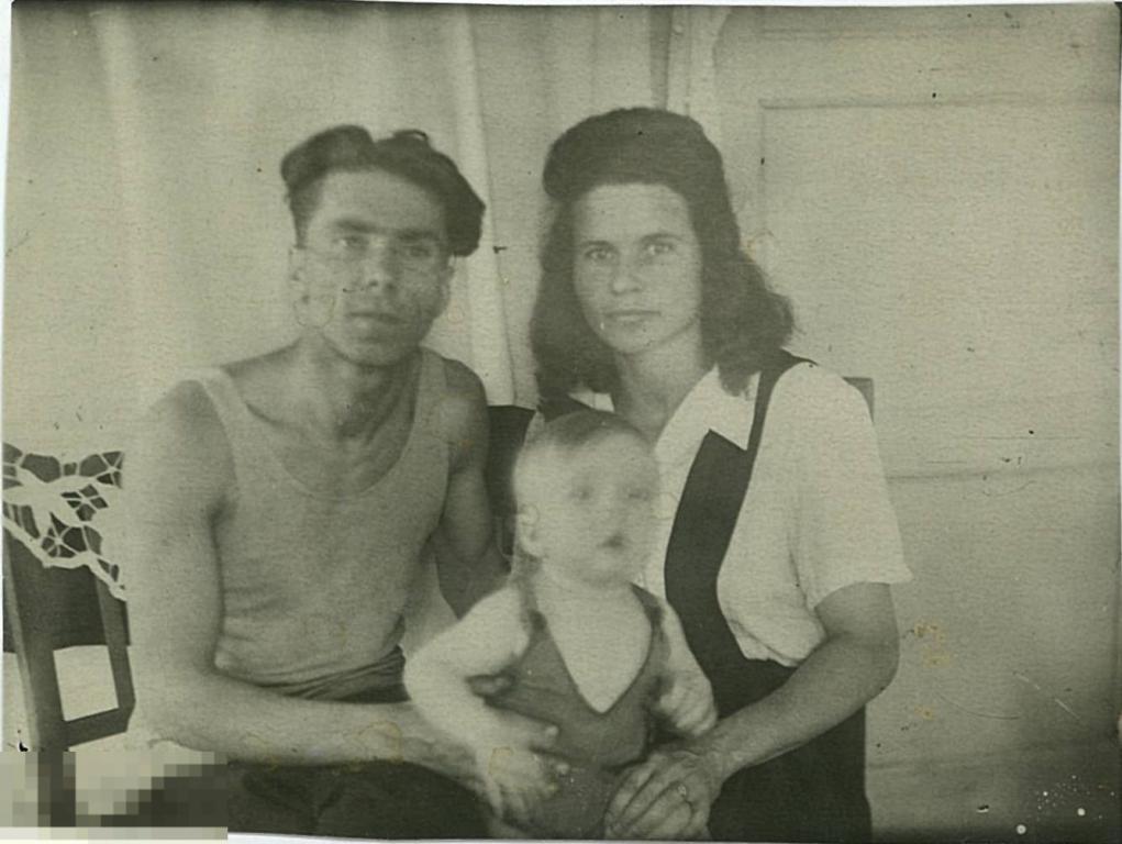 Семья: мама, папа и маленький сын. 1950-е гг.