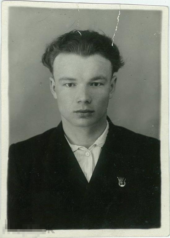 Юноша со значком ГТО. Студент МГМИ им. Носова. Магнитогорск, 1954 г.