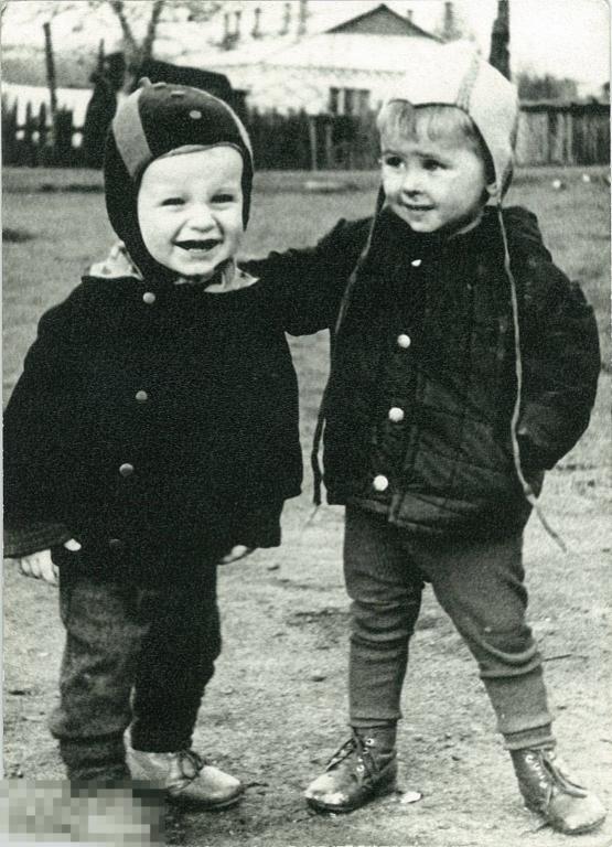 Два маленьких мальчика на улице. 1970-е гг.