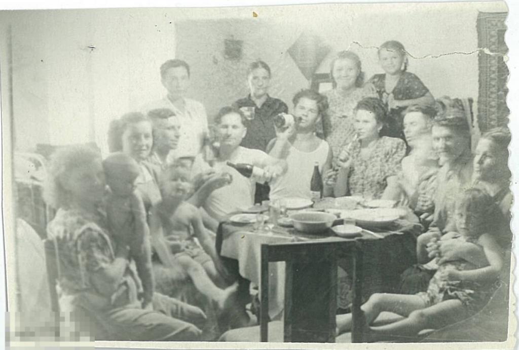 Застолье. Взрослые и дети. Наливают и выпивают. Конец 1950-х гг.