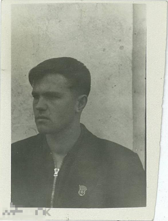 Юноша в полоборота со значком ГТО. Мини. 1950-е гг.