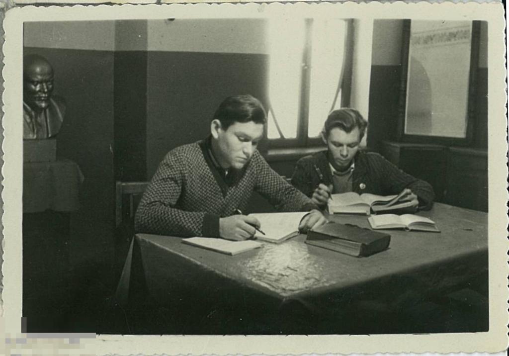 Два студента занимаются на фоне бюста Ленина. 1950-е гг. 