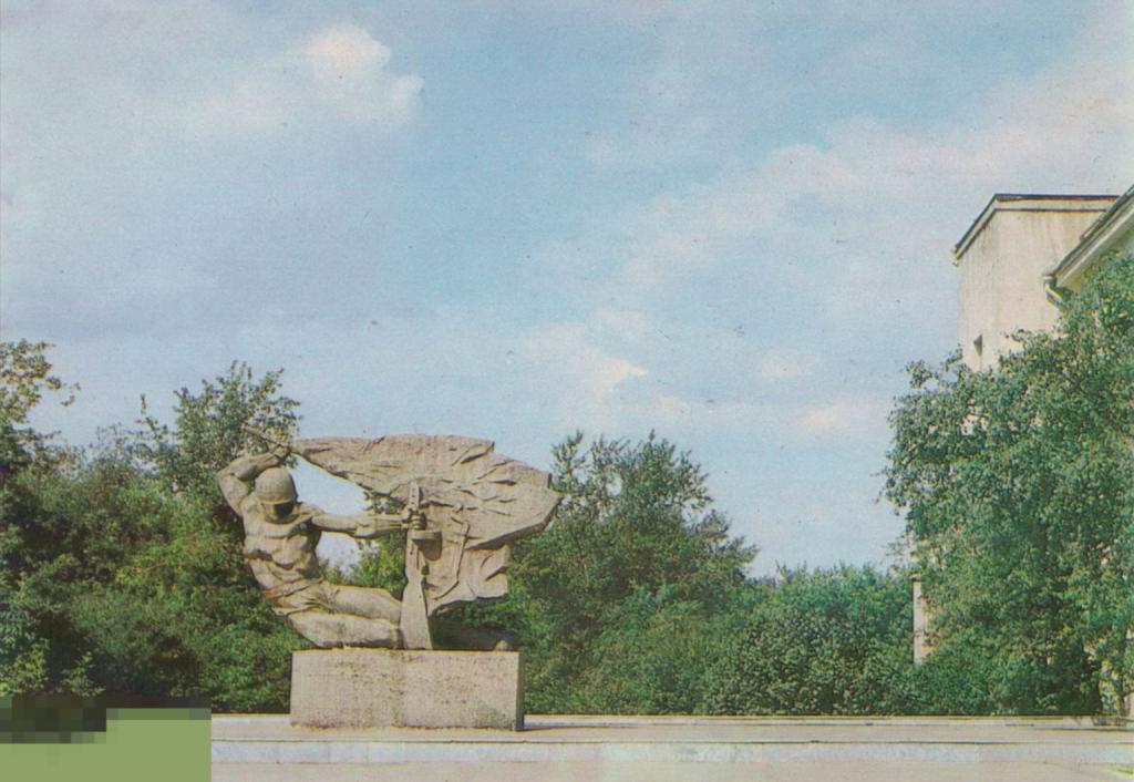 Челябинск. Памятник "Подвиг" у средней школы № 1. 1980 г. Заполнена
