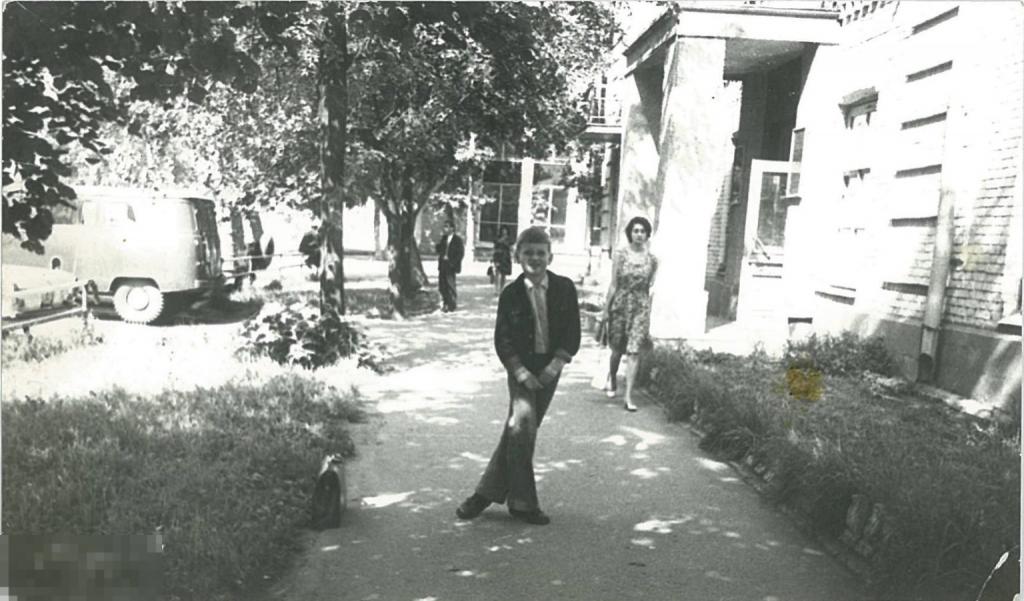 Мальчик с портфелем стоит на тротуаре. 1979 г.