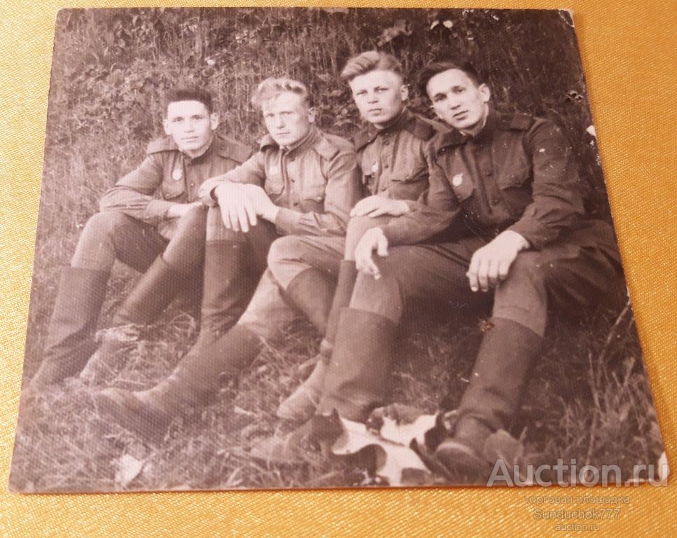 Советские Солдаты сидят на траве. Служба Армия. Военные. Фото 9 х 10 см.