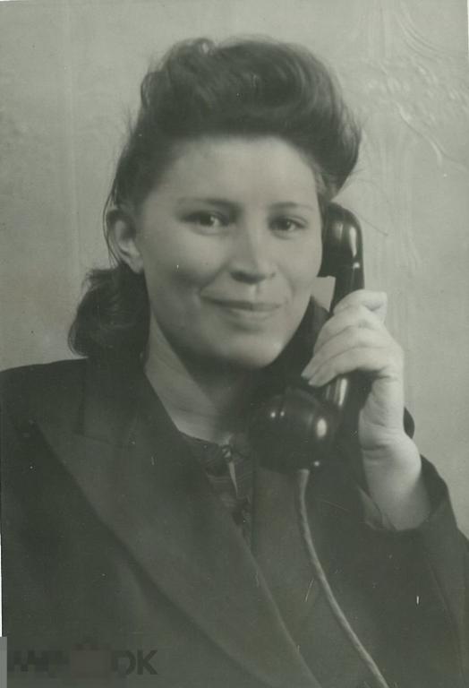 Девушка с телефонной трубкой. 1948 г.