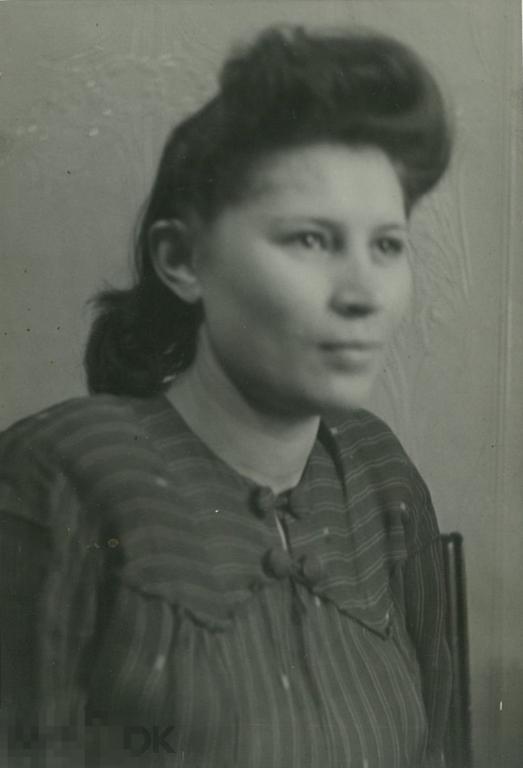 Девушка в полоборота на стуле. 1948 г.