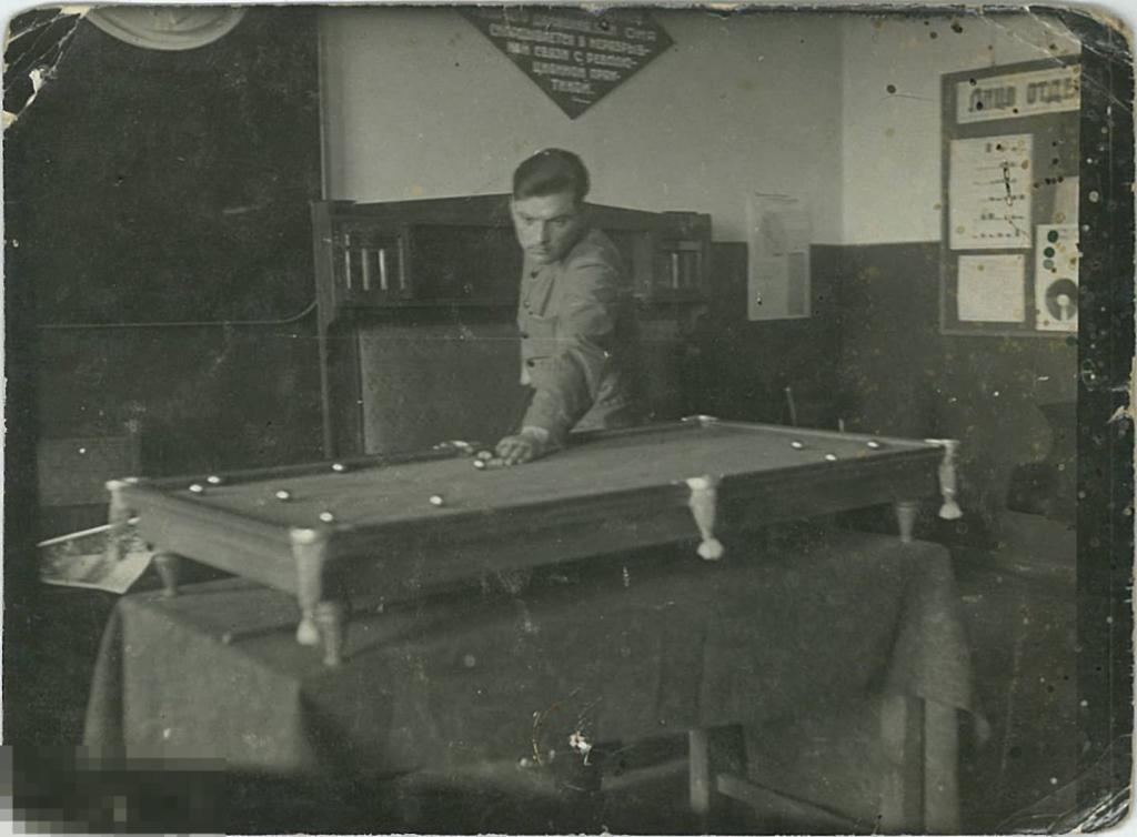 Мужчина в гимнастерке играет в бильярд. 1930-1940-е гг.
