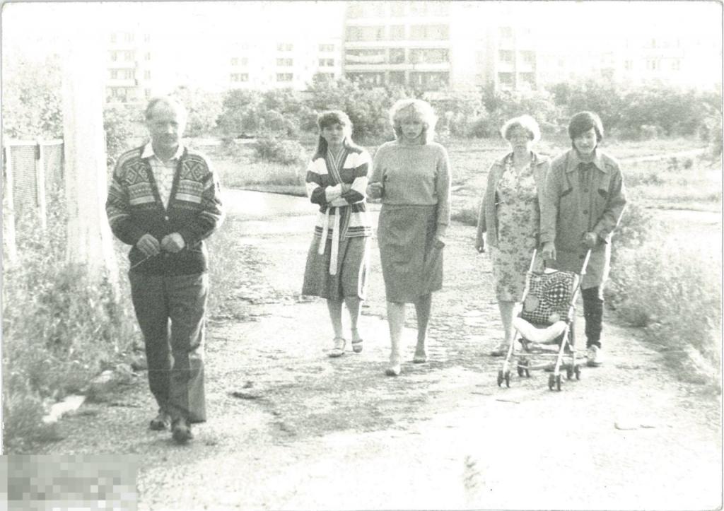 Большая семья идет по дороге с коляской. 1980-е гг.