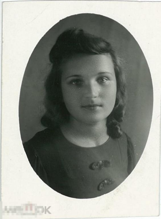 Девушка Аня. 6 х 8 см. Ростов-на-Дону, 1946 г.