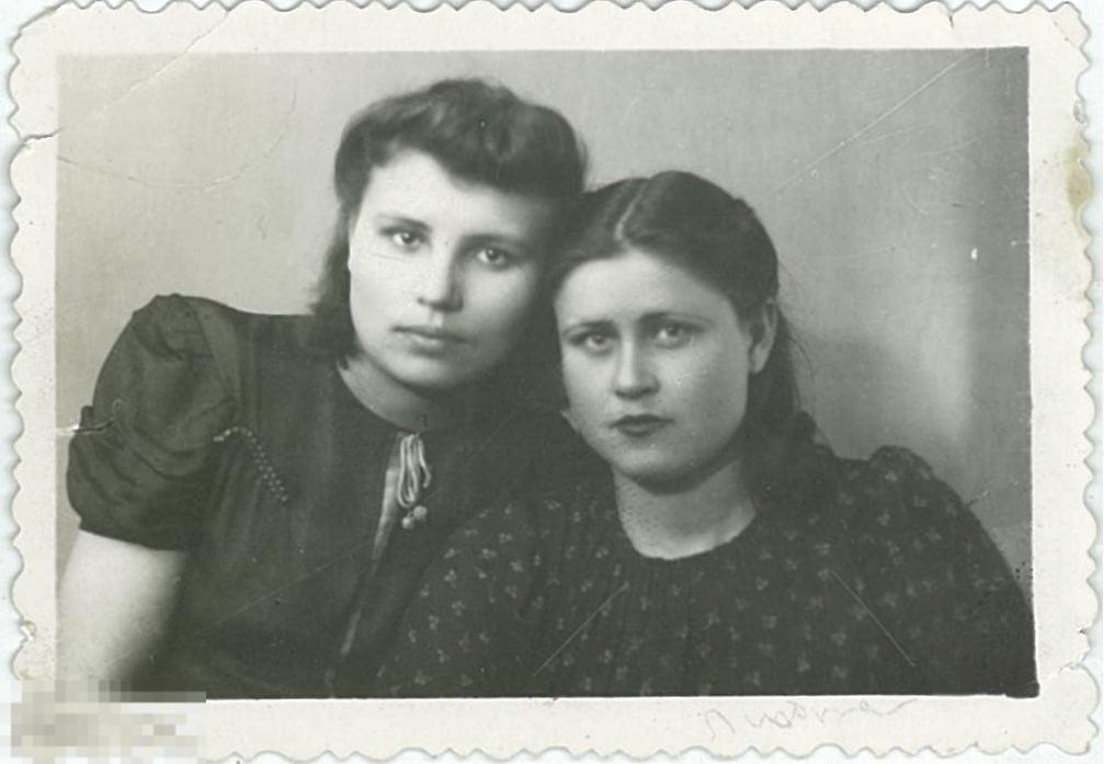 Две девушки Лида и Шура. Мини. 1946 г.