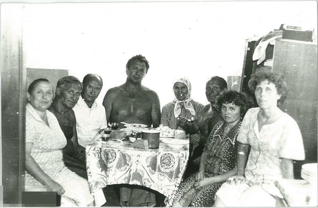 Большая семья за столом. 1970-80-е гг.