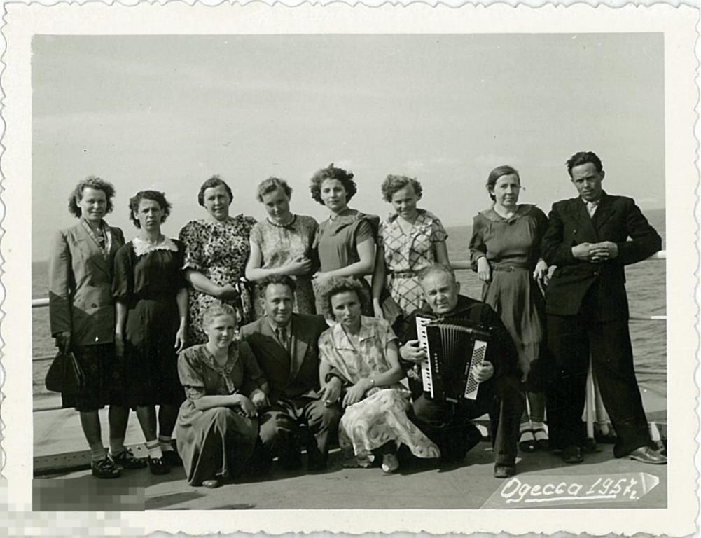 Группа отдыхающих с аккордеоном на борту корабля. Одесса, 1957 г.