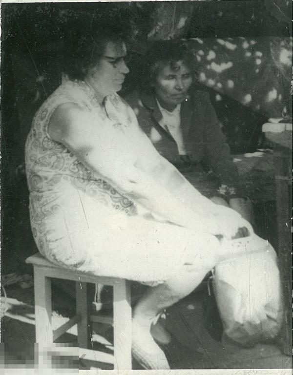 Две женщины сидят на табуретках у стола. 1980-е гг.